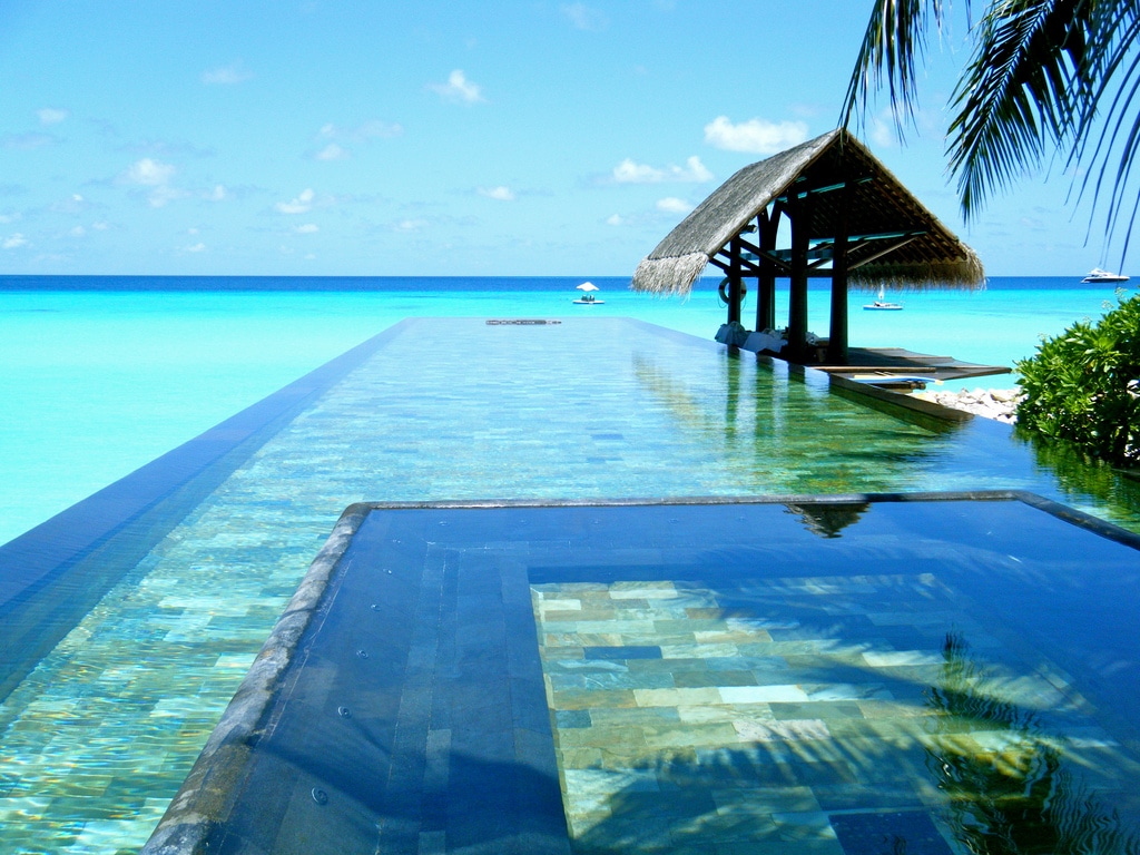 best infinity pools in the world, infinity pool,  what is an infinity pool,  infinity pool, best inifinity pools, hotels with inifinity pools, top infinity pools, coolest infinity pools