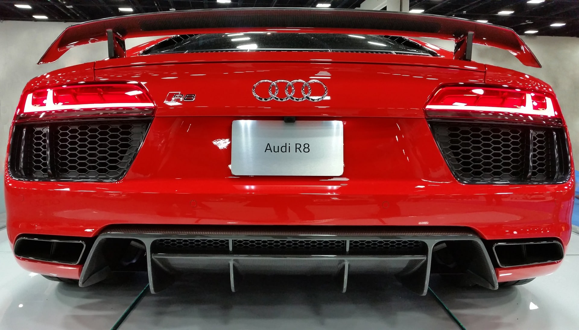 Audi r8, reasons to get an Audi r8, pros and cons of Audi r8, luxury car, sports car, Ferrari, Lamborghini, 