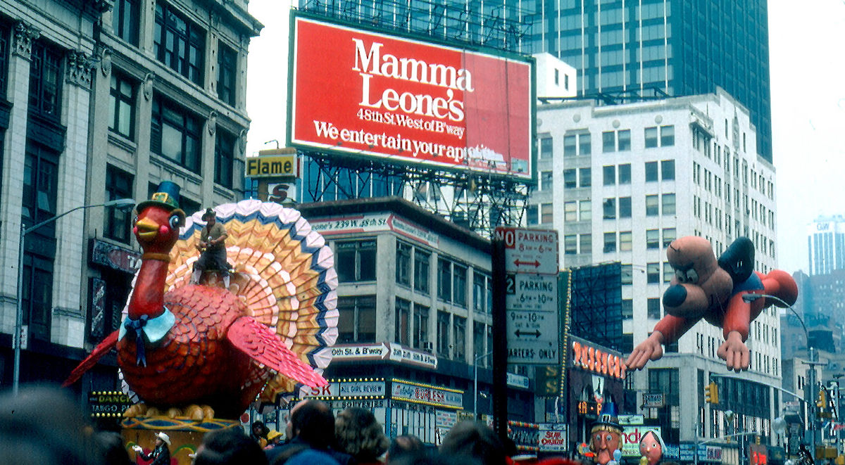 https://commons.wikimedia.org/wiki/File:Macys-parade-1979.jpg