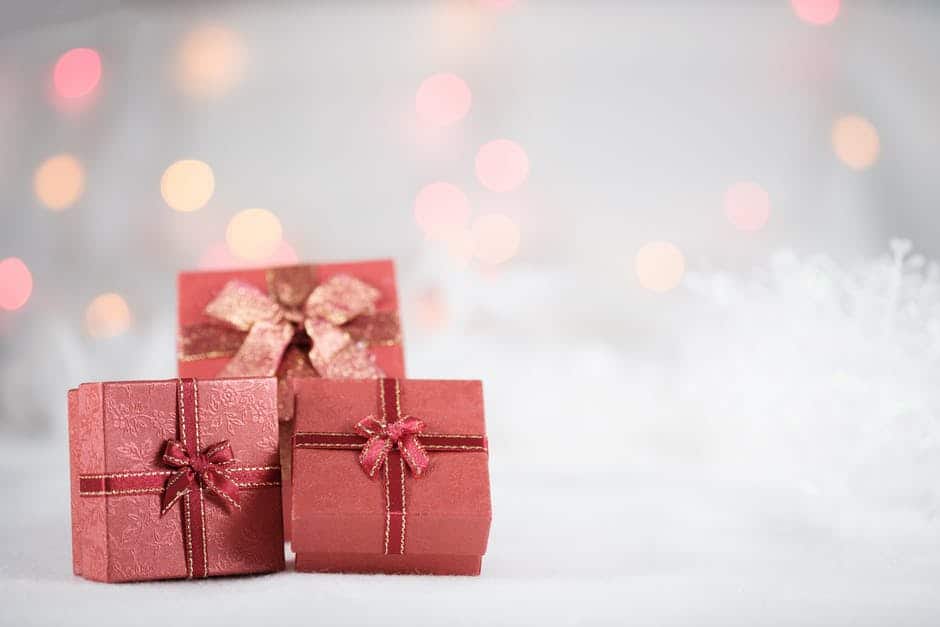 gift giving etiquette, gift giving manners, gift etiquette, who do you give christmas gifts to, giving gifts before christmas, christmas gift etiquette for family, rules gift giving, christmas gift giving, christmas gift etiquette, when to give christmas gifts, best subscription boxes, subscription boxes, monthly subscription box, monthly subscription, list of subscription boxes, cool monthly subscription boxes.
